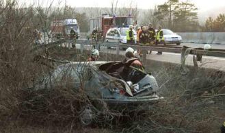 Vorschaubild: A21: Pkw raste durch Leitschiene
