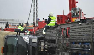Vorschaubild: Autotransporter kippt in einen Graben