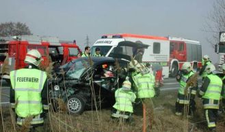 Vorschaubild: Personenrettung nach VU auf der B 11