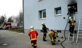 Vorschaubild: Feuerwehr rettet Wohnungsbesitzer