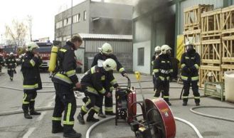 Vorschaubild: Brand in Opel City-Lager