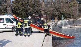 Vorschaubild: Person in Schlossteich eingebrochen