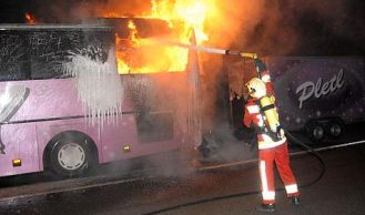 Vorschaubild: Autobus im Vollbrand auf der A21