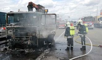 Vorschaubild: LKW Brand auf der A2 bei Vösendorf