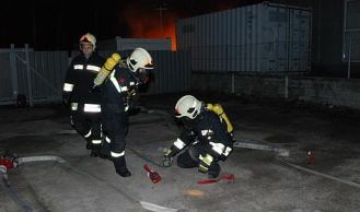 Vorschaubild: Containerbrand fordert zwei Feuerwehren in Brunn am Gebirge
