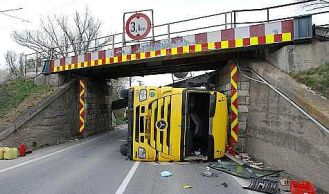 Vorschaubild: LKW-Unfall auf der B16 in Achau