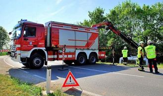 Vorschaubild: Klein-LKW in Triestingkanal gestürzt
