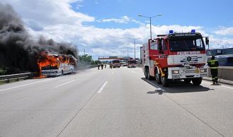 Vorschaubild: Vollbrand eines Reisebusses auf der A2 bei Wr. Neudorf