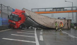 Vorschaubild: Verkehrsunfall vor S1 Tunnel Vösendorf
