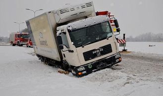 Vorschaubild: LKW-Unfall löst Kraneinsatz aus