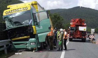 Vorschaubild: Sattelschlepper drohte umzustürzen