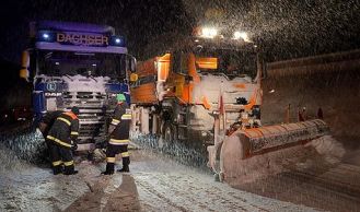 Vorschaubild: Starker Schneefall führt zu Verkehrschaos