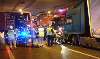 Vorschaubild: Kraneinsatz nach LKW-Unfall im Tunnel Vösendorf