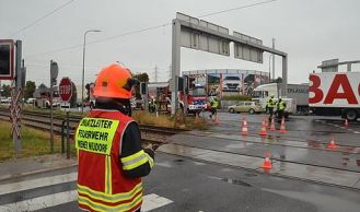 Vorschaubild: LKW reißt Oberleitung der Badner Bahn in Wiener Neudorf ab