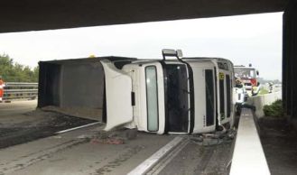 Vorschaubild: Lkw-Bergung auf der Südautobahn bei Baden